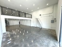 SWEET 2-STORY GRND FLR RETAIL LOFT!