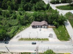 Auto Garage - Corner Lot on Parkway Entrance