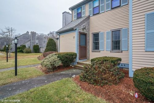 33 Woodview Dr, Falmouth, MA 02540