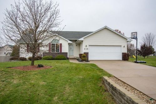 215 Brougham Rd, Robins, IA