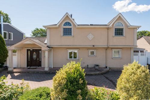 142 Land Ln, Westbury, NY