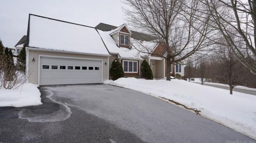 160 Thistle Pond Dr, Bloomfield, CT 06002