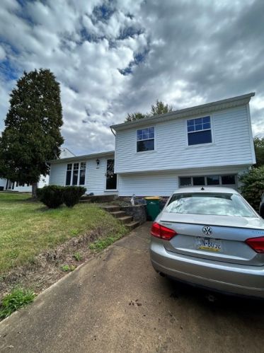 1875 Riggs Rd, Library, PA 15129